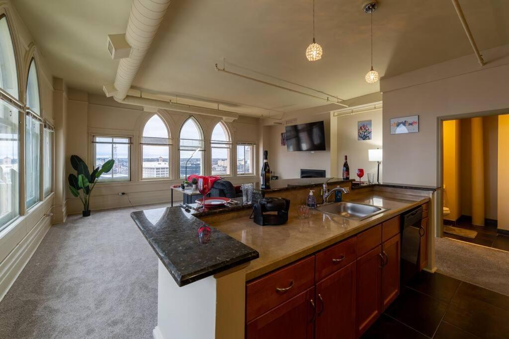 شقة King Bed W/ Panoramic Views Of Dt! روتشستر المظهر الخارجي الصورة